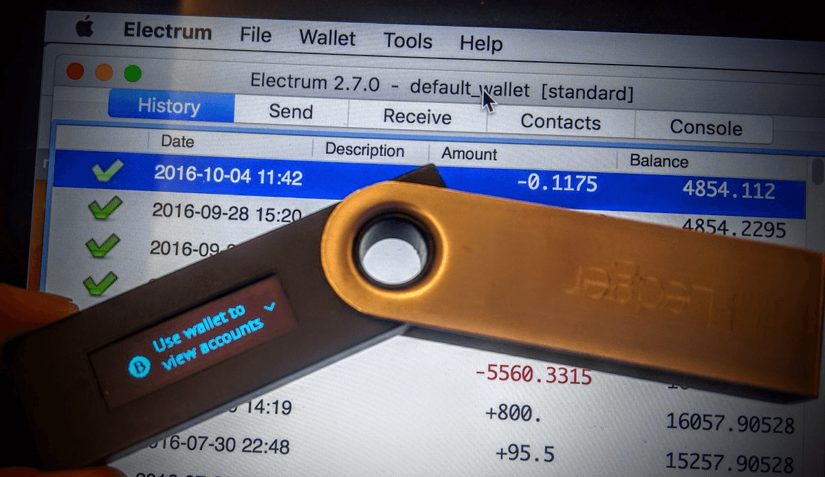 نقد و بررسی تخصصی کیف پول سخت افزاری لجر نانو اس (Ledger Nano S)