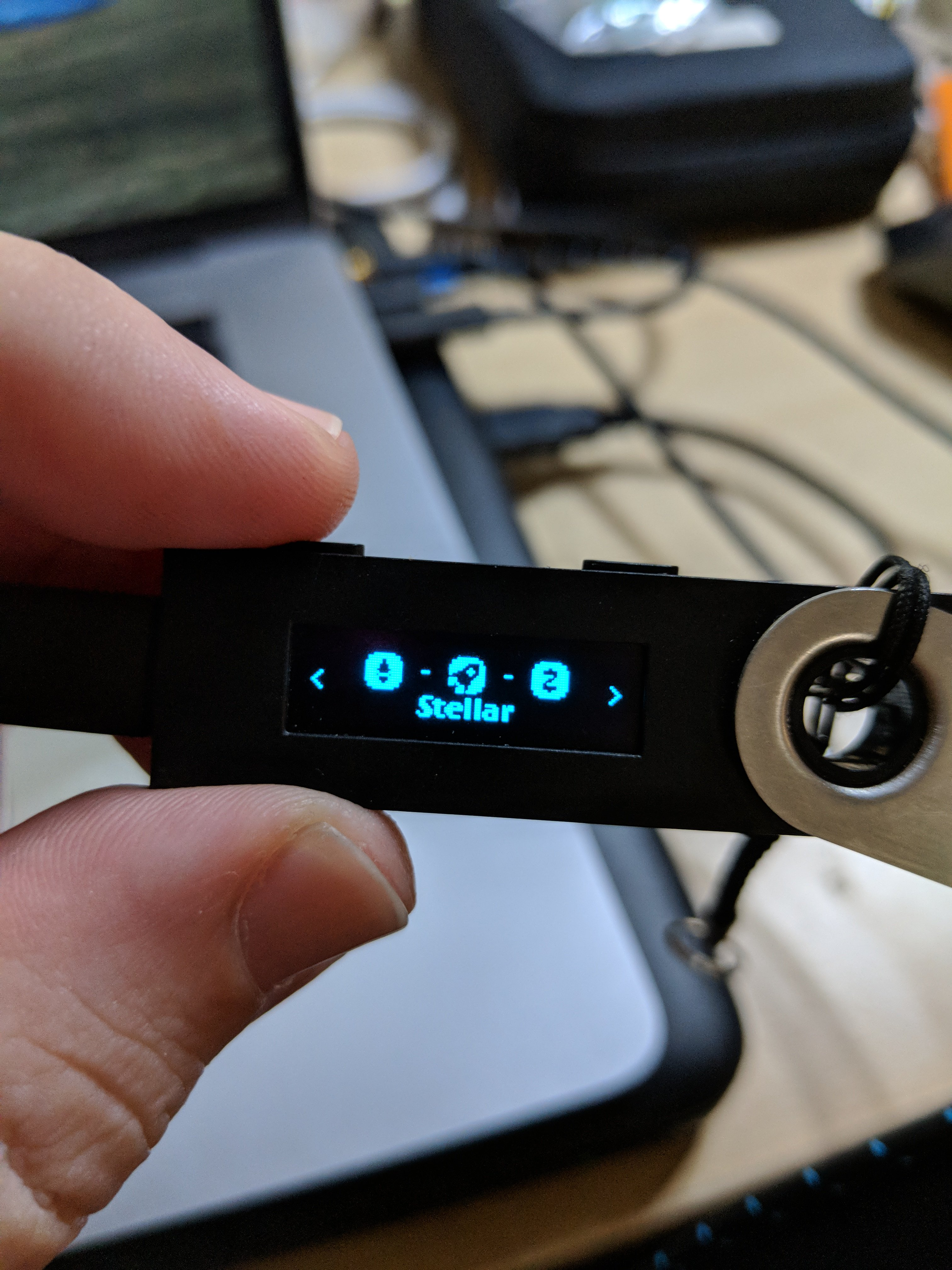 نقد و بررسی تخصصی کیف پول سخت افزاری لجر نانو اس (Ledger Nano S)