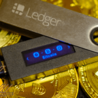 نقد و بررسی تخصصی کیف پول سخت افزاری لجر نانو اس (Ledger Nano S)